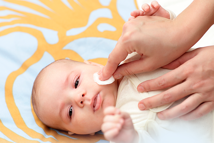 Saiba como higienizar corretamente os olhos do bebÃª.